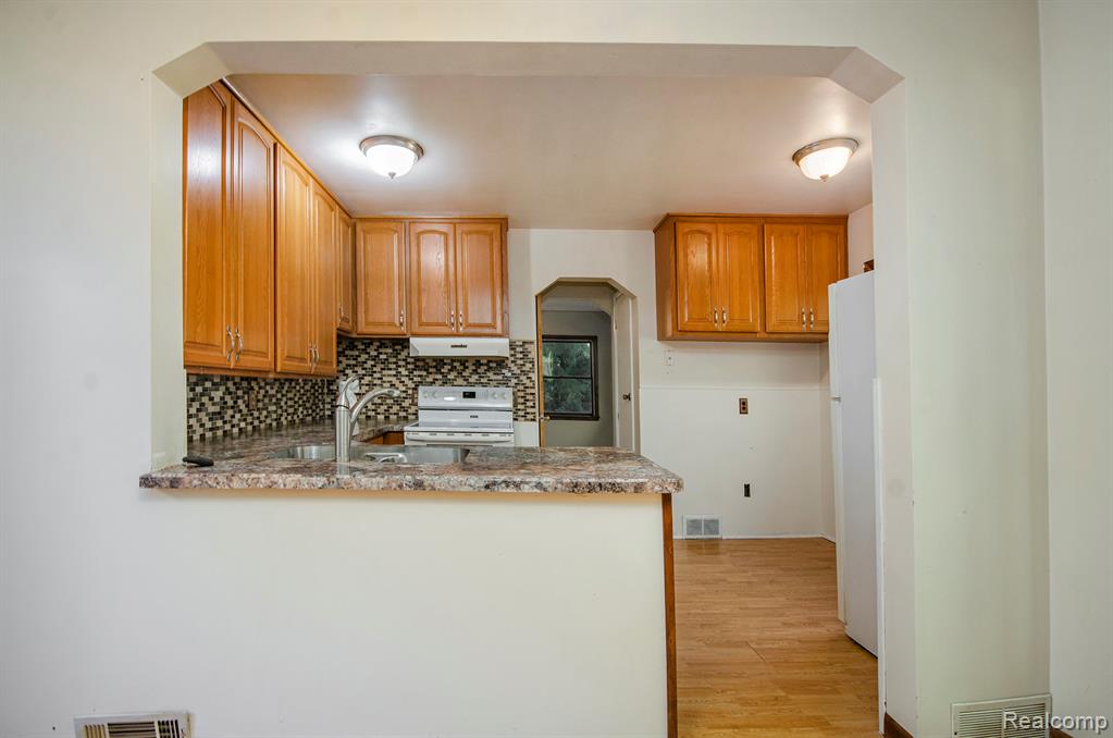 8344 Ellis Road Clarkston, MI 48348 - Photo 15 of 32