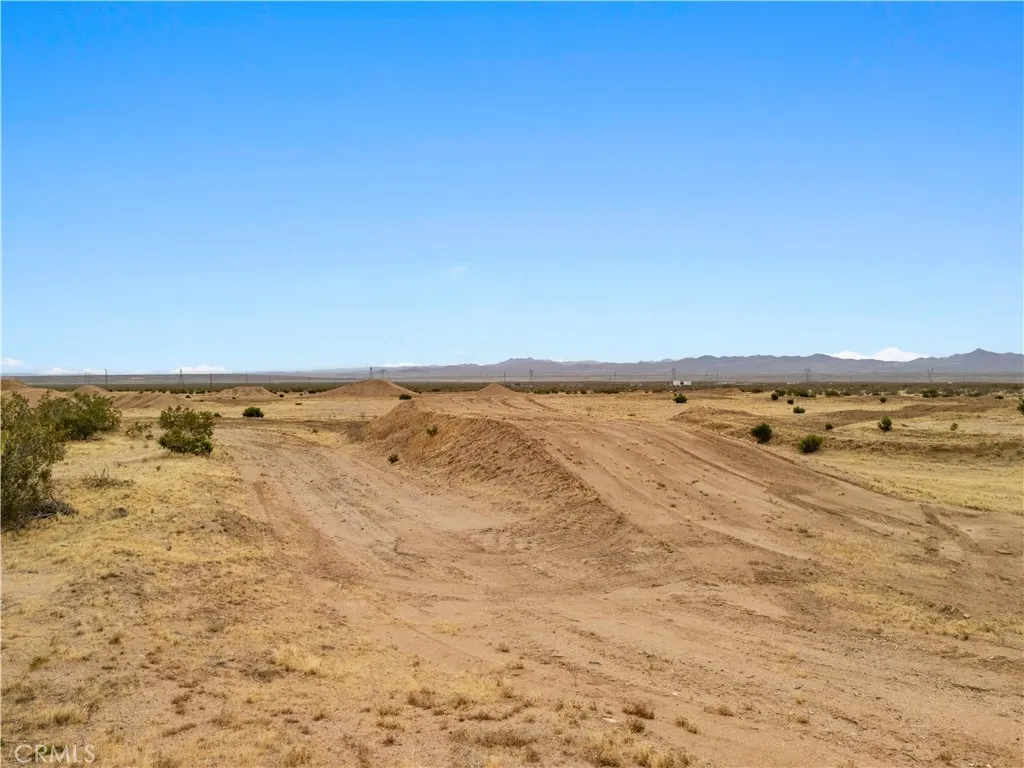 4625813 Drifting Sands Road Adelanto, CA 92301 - Photo 18 of 20