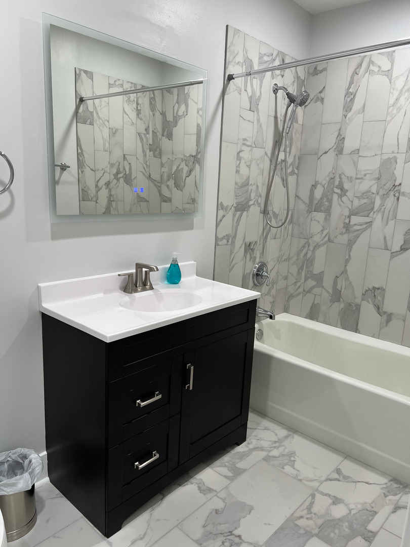 290 North Westgate Road, Unit 401 Mount Prospect, IL 60056 - Photo 10 of 15 a bathroom with a bathtub sink vanity and toilet