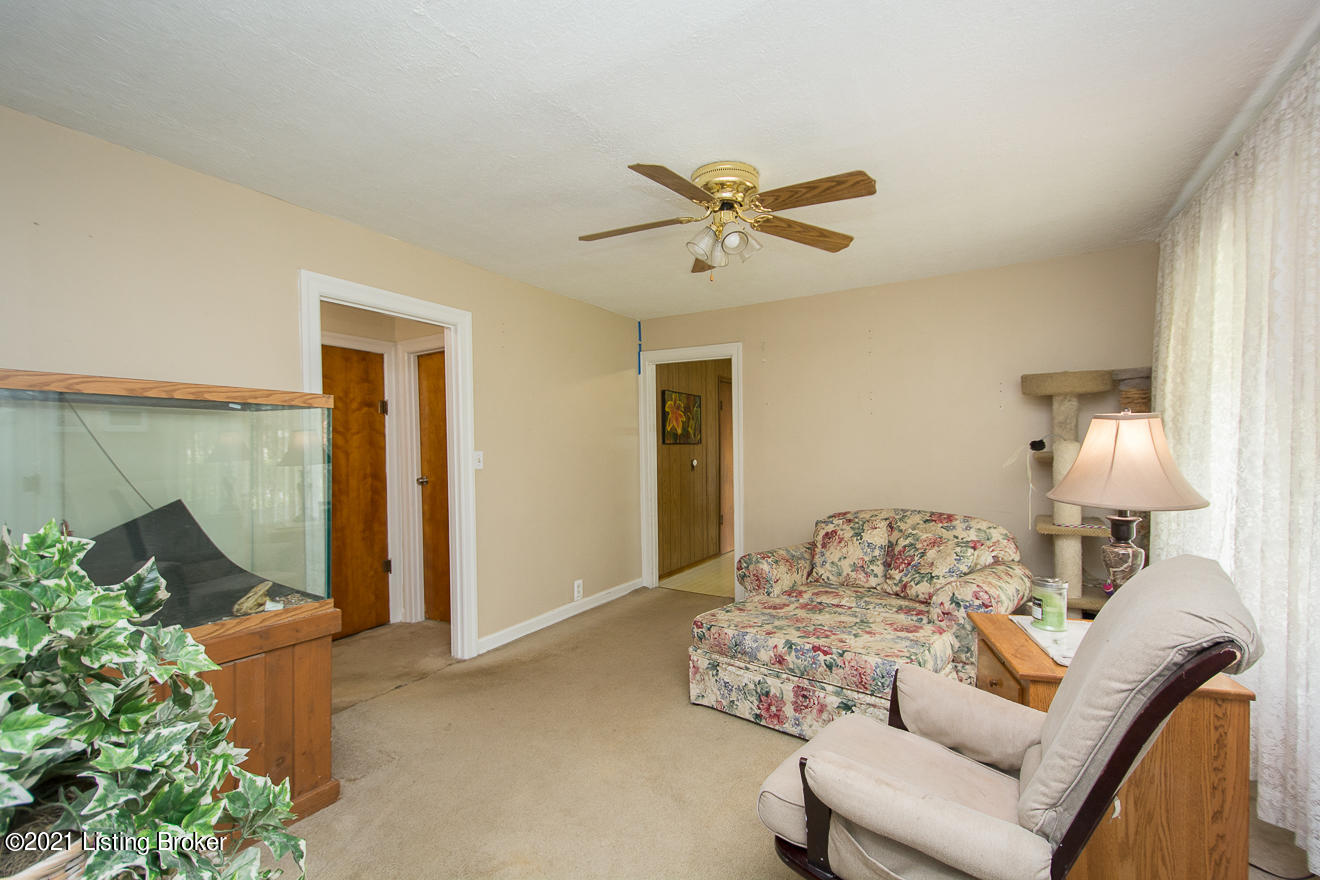 4805 Billtown Road Louisville, KY 40299 - Photo 15 of 31 Family Room