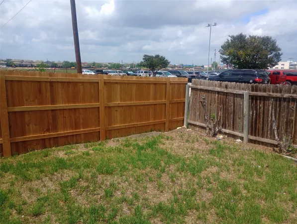a view of a backyard