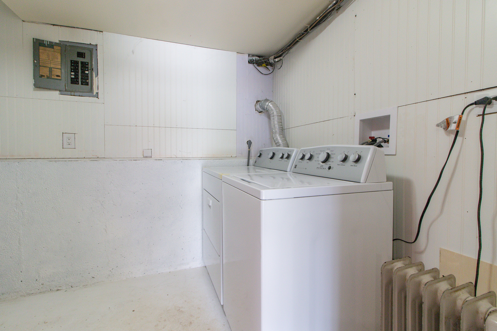 825 Freeman Road Hoffman Estates, IL 60192 - Photo 22 of 30 a utility room with dryer and washer