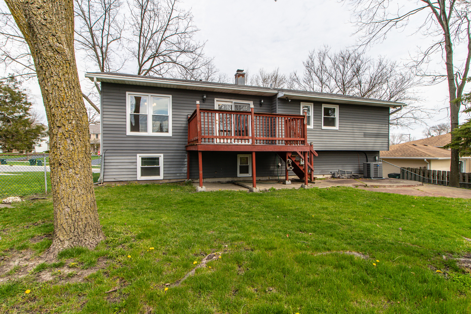 825 Freeman Road Hoffman Estates, IL 60192 - Photo 29 of 30 a house view with a garden space