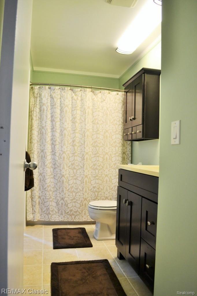 692 Bolinger Street Rochester, MI 48307 - Photo 17 of 35 Newly Remodeled Main Bath
