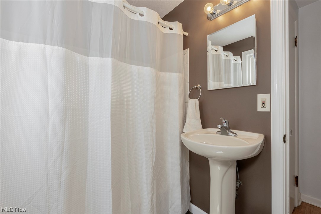 1424 Ford Road Lyndhurst, OH 44124 - Photo 20 of 35 Shared full bath on 2nd level