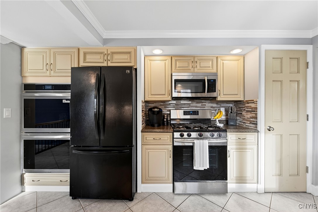 7949 Boxford Road Clay, NY 13041 - Photo 10 of 50 Convenient kitchen