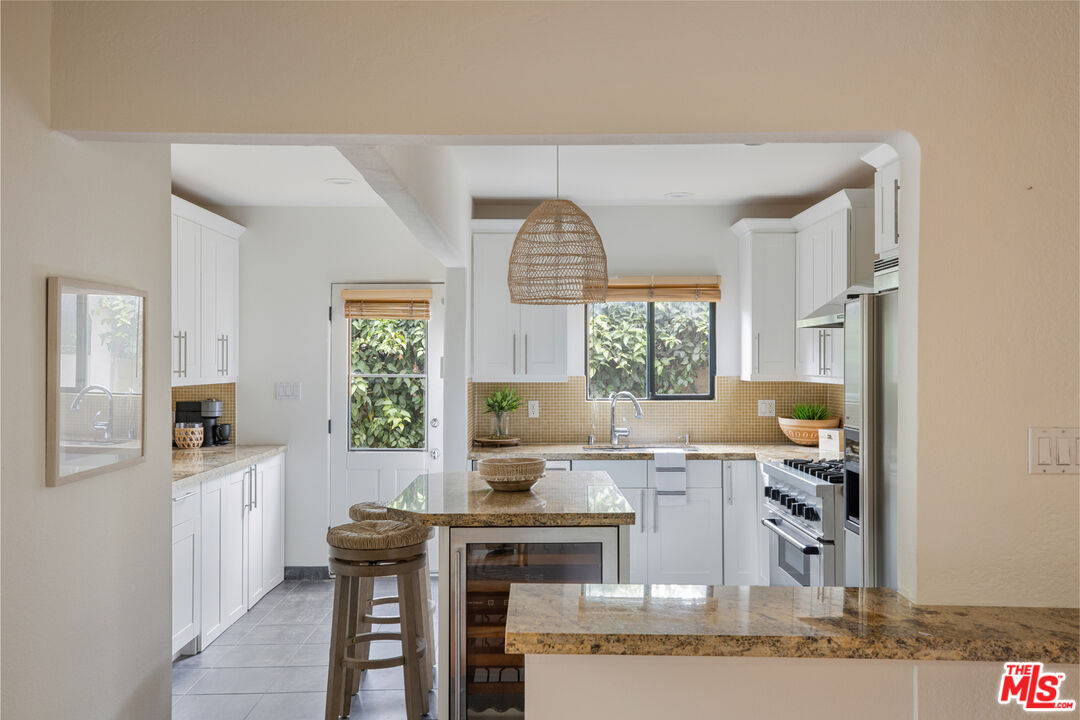 3004 Yale Avenue Marina del Rey, CA 90292 - Photo 11 of 42 a living room with stainless steel appliances kitchen island granite countertop a stove and a sink