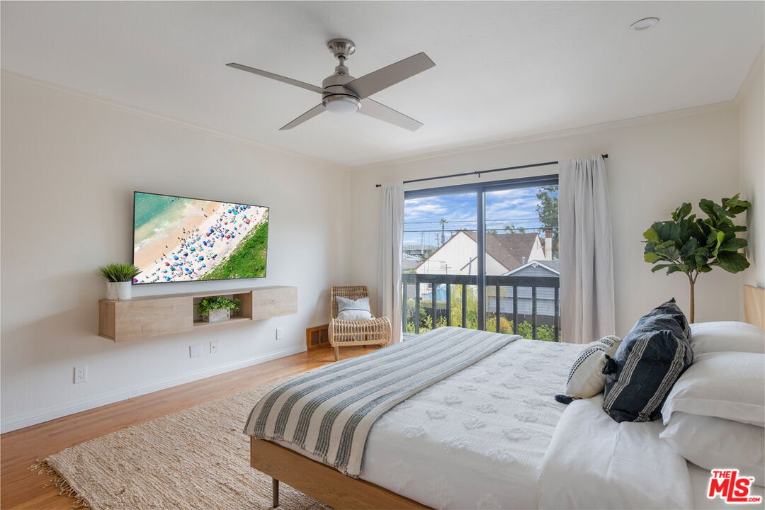 3004 Yale Avenue Marina del Rey, CA 90292 - Photo 20 of 42 a bedroom with a bed a couch and a window