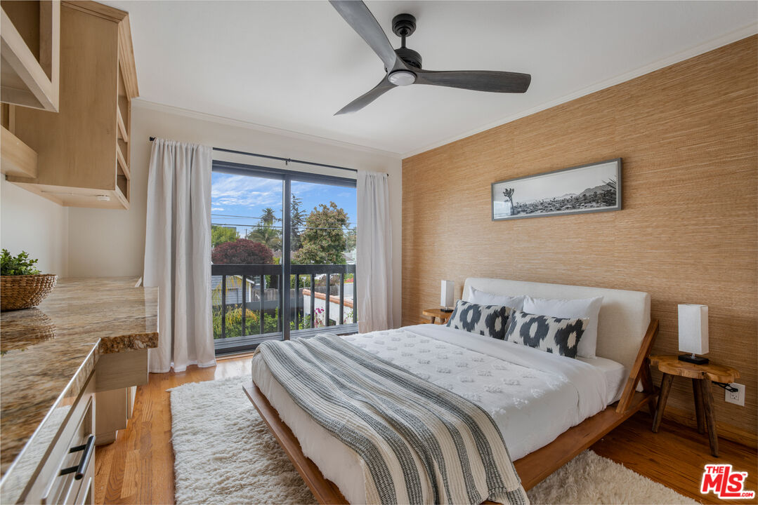 3004 Yale Avenue Marina del Rey, CA 90292 - Photo 22 of 42 a bedroom with a bed and a large window