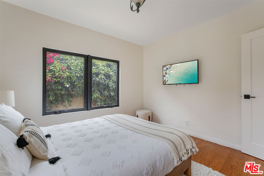 3004 Yale Avenue Marina del Rey, CA 90292 - Photo 27 of 42 a bedroom with a bed and a painting on the wall