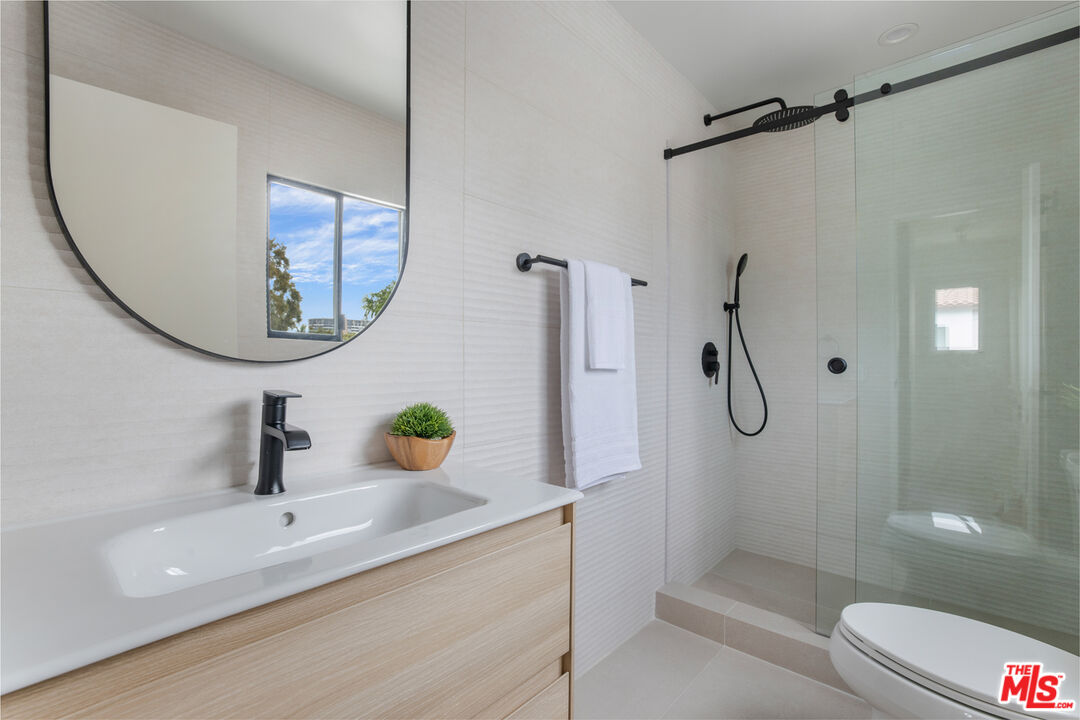 3004 Yale Avenue Marina del Rey, CA 90292 - Photo 30 of 42 a bathroom with a sink and a mirror