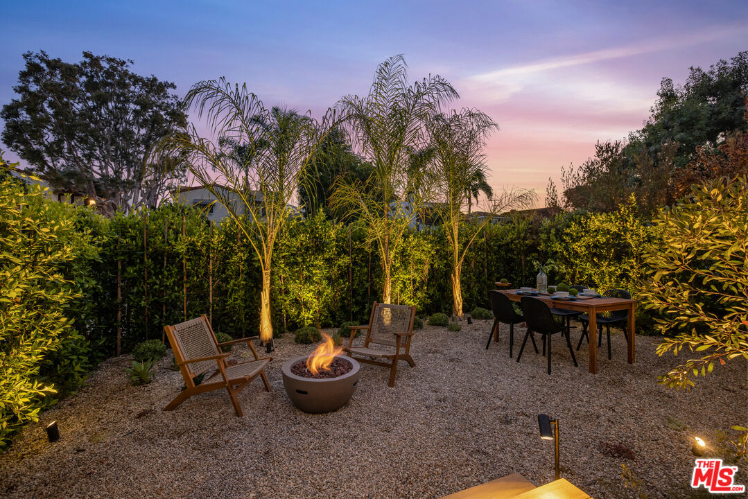 3004 Yale Avenue Marina del Rey, CA 90292 - Photo 3 of 42 a view of a tables and chairs in the patio