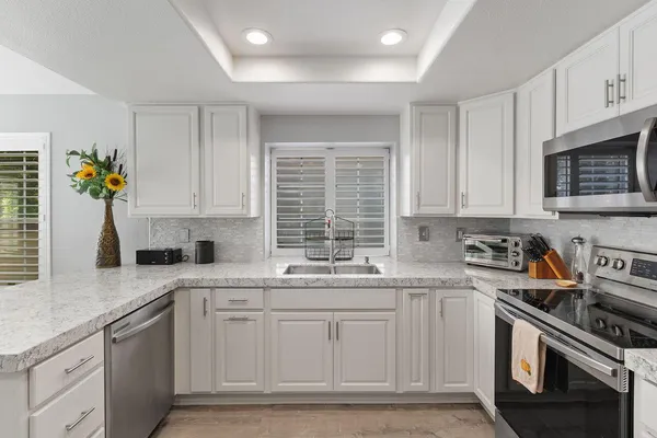 $5,000 | 77630 Calle Las Brisas West, Palm Desert, CA 92211