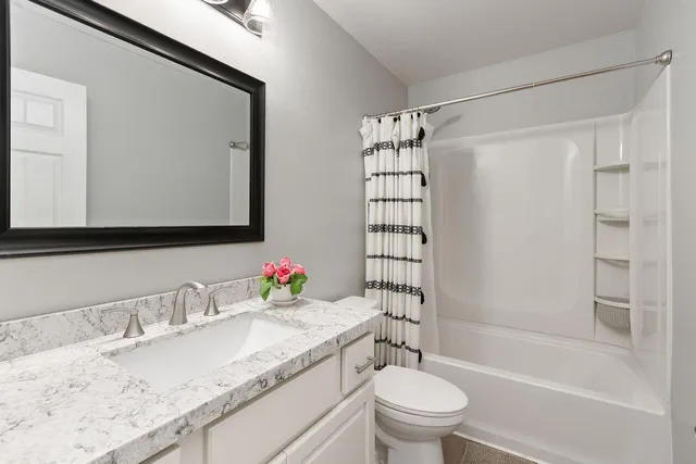 $5,000 | 77630 Calle Las Brisas West, Palm Desert, CA 92211