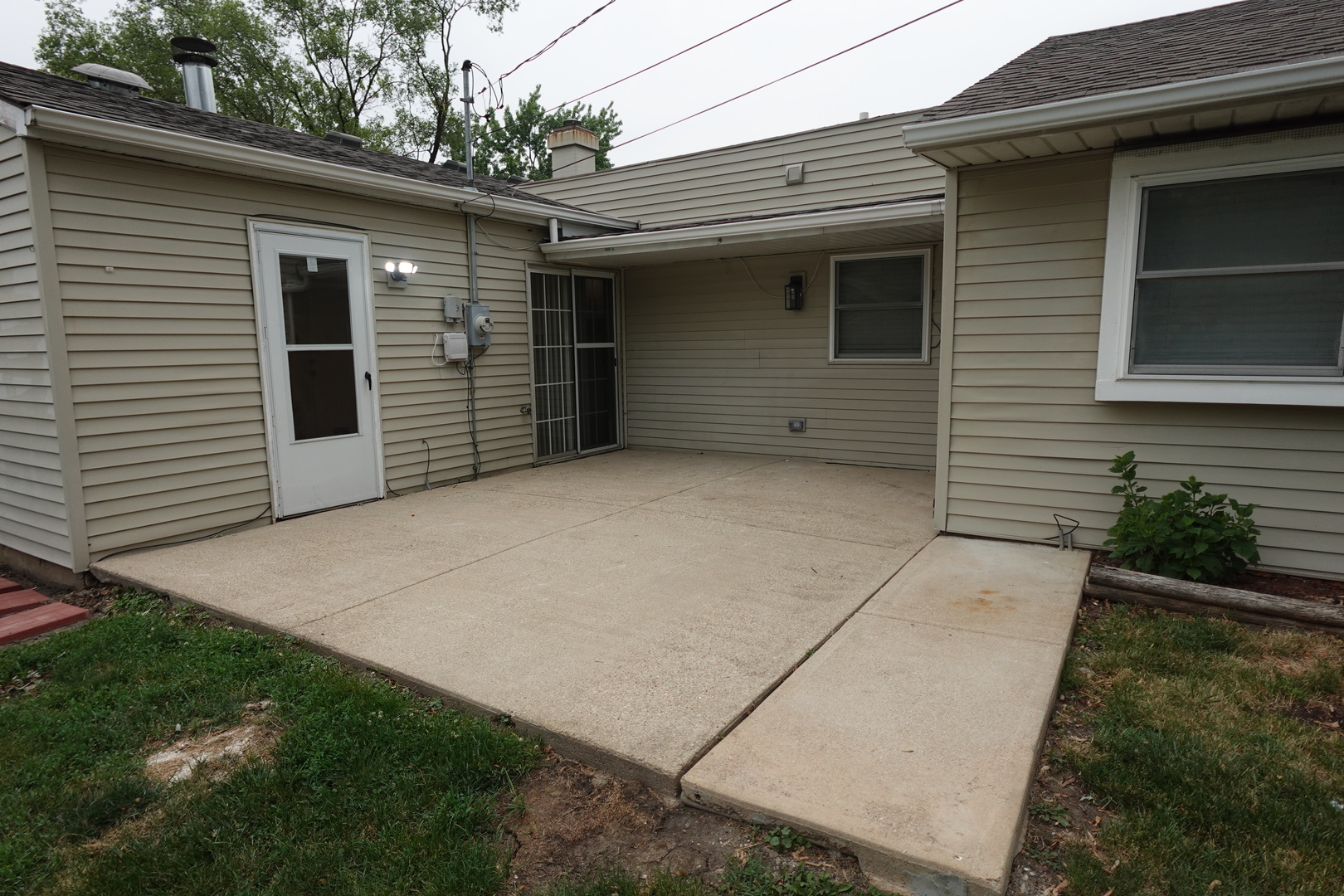 613 South Oltendorf Road Streamwood, IL 60107 - Photo 2 of 37 a view of backyard of house and garage