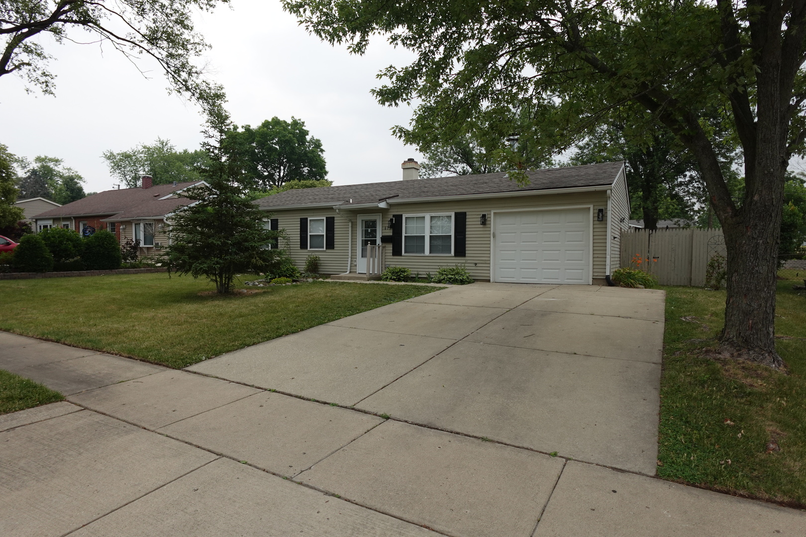 613 South Oltendorf Road Streamwood, IL 60107 - Photo 36 of 37 front view of house with a yard