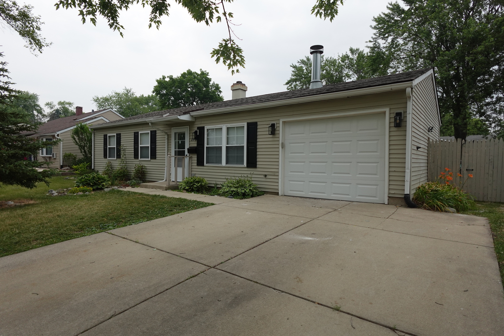 613 South Oltendorf Road Streamwood, IL 60107 - Photo 37 of 37 front view of a house with a street