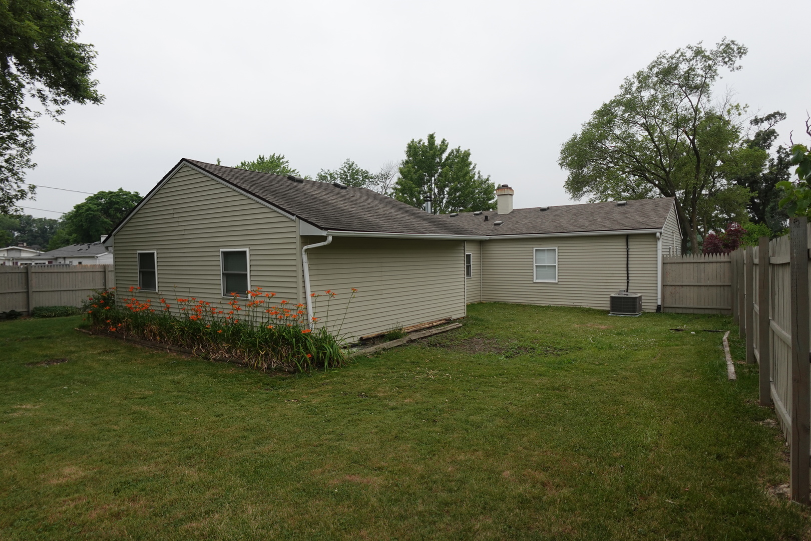 613 South Oltendorf Road Streamwood, IL 60107 - Photo 4 of 37 a house view with a garden space
