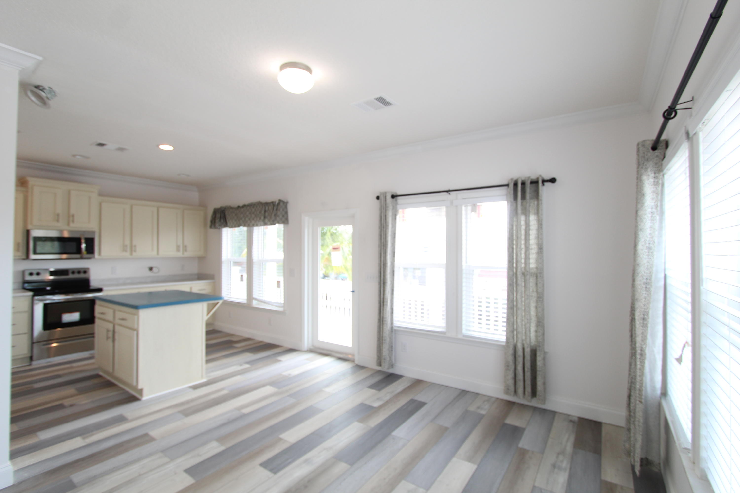 26 Osprey Road Key Largo, FL 33037 - Photo 17 of 27 Living Room