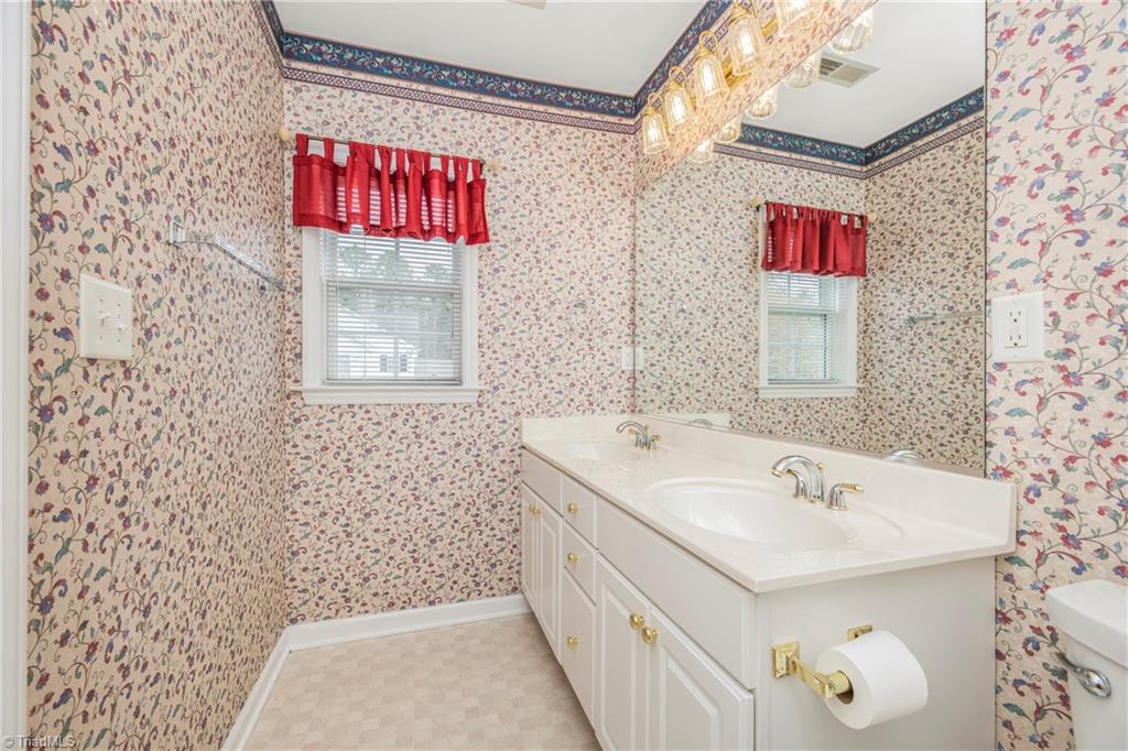 7501 Riverside Court Clemmons, NC 27012 - Photo 30 of 47 7501 Riverside Court Upstairs Bathroom