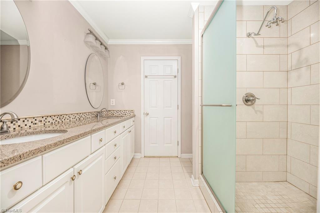 7501 Riverside Court Clemmons, NC 27012 - Photo 5 of 47 7501 Riverside Court Primary Bath