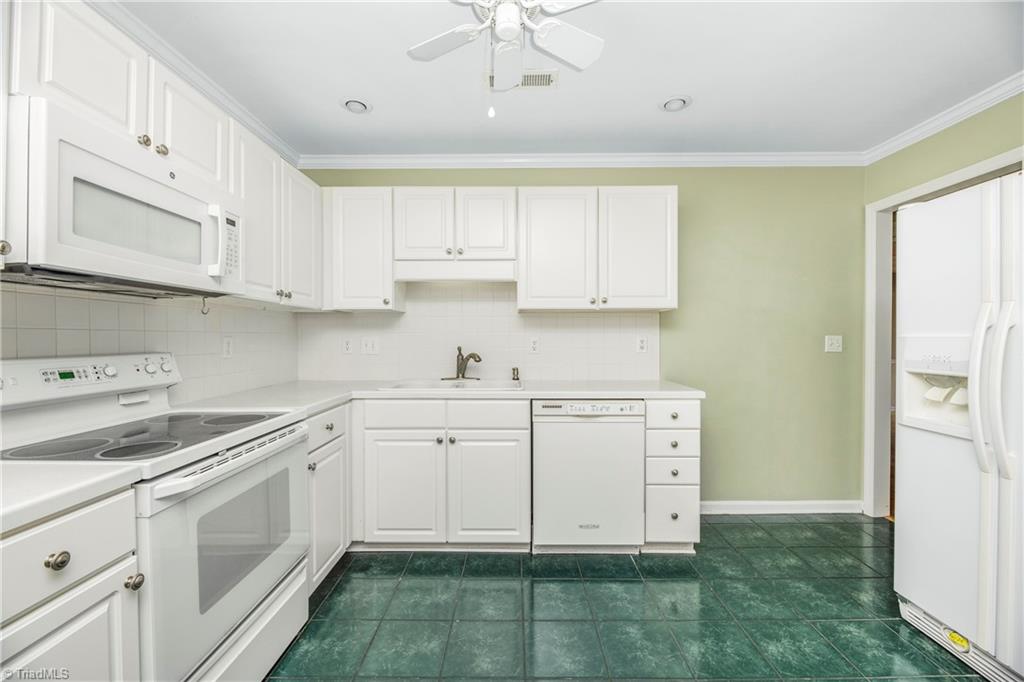 7501 Riverside Court Clemmons, NC 27012 - Photo 8 of 47 7501 Riverside Court Kitchen