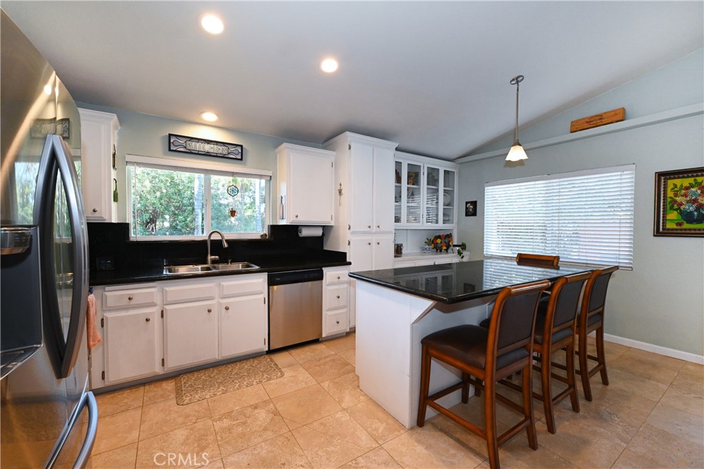 17371 Mockingbird Canyon Road Riverside, CA 92504 - Photo 4 of 73 Eat in Kitchen