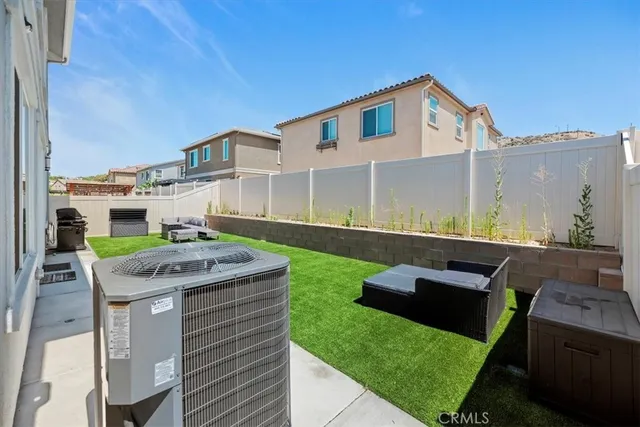 a view of a house with backyard