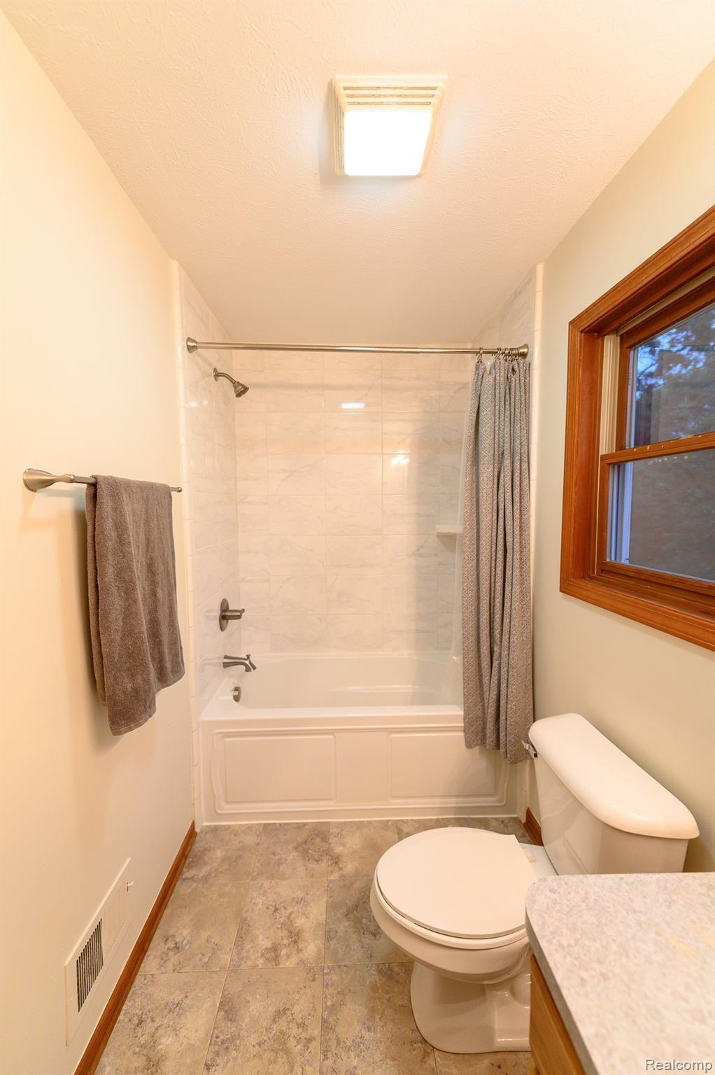 10360 Oakhurst Road Holly, MI 48442 - Photo 16 of 38 MASTER BATH