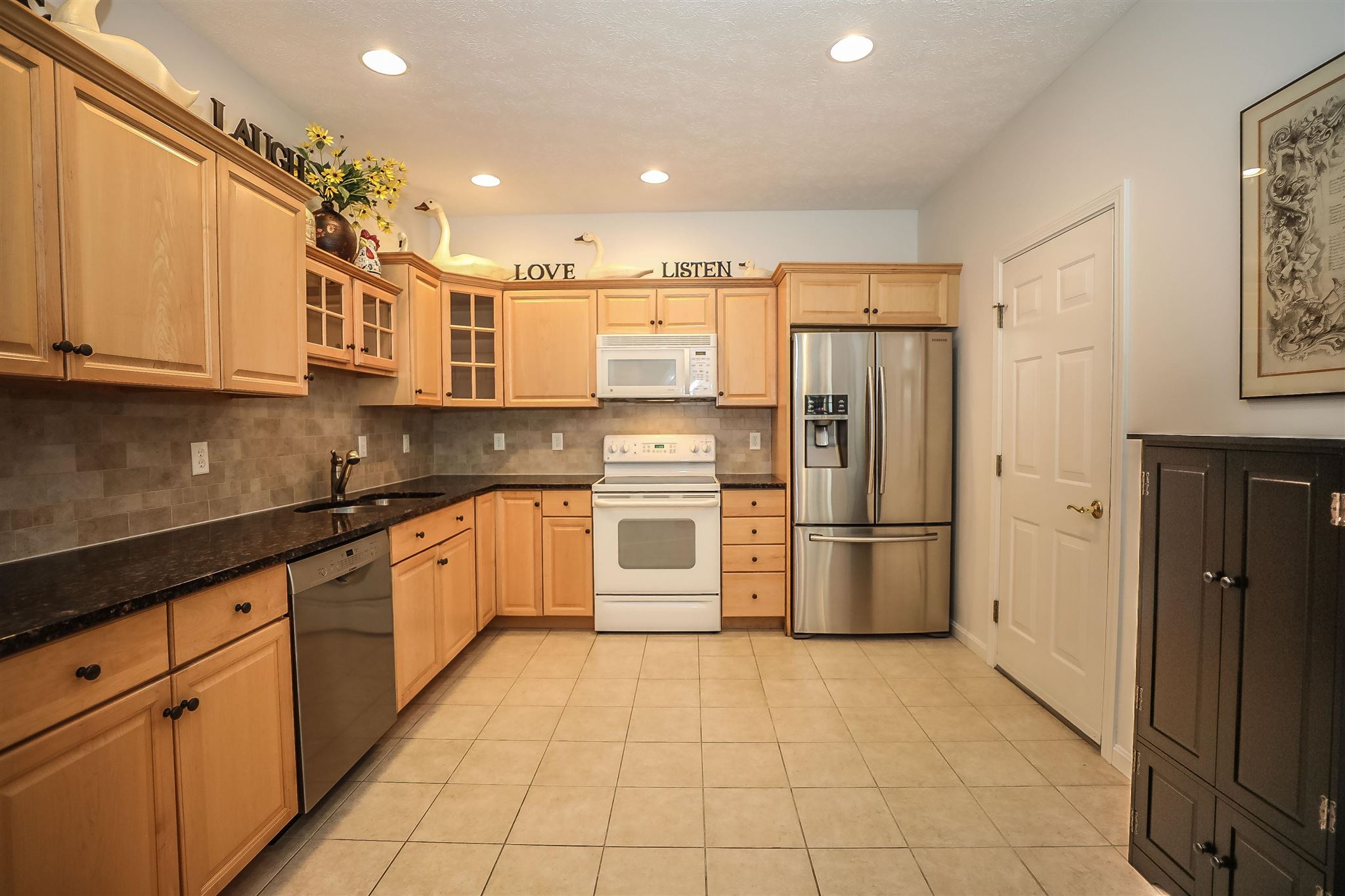 34 Mammoth Road, Unit 32 Hooksett, NH 03106 - Photo 5 of 40