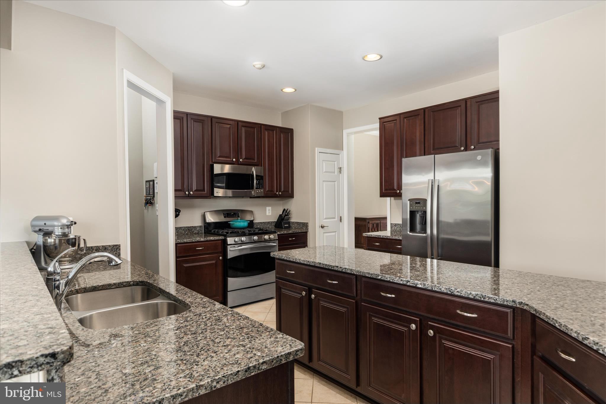 41591 Bostonian Place Aldie, VA 20105 - Photo 8 of 55 Kitchen with Pantry