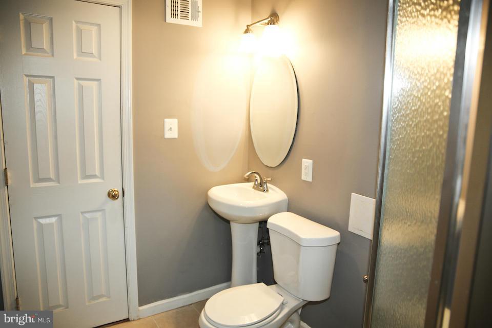 205 Tapawingo Road Southwest Vienna, VA 22180 - Photo 17 of 29 Bath