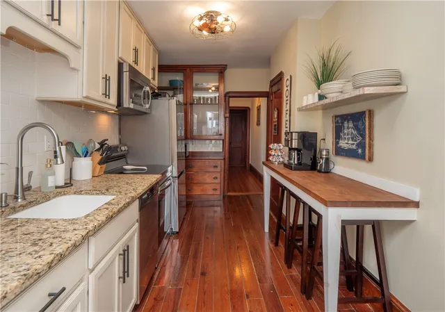 $675,000 | 4 Newport Avenue, Unit B2, Newport, RI 02840