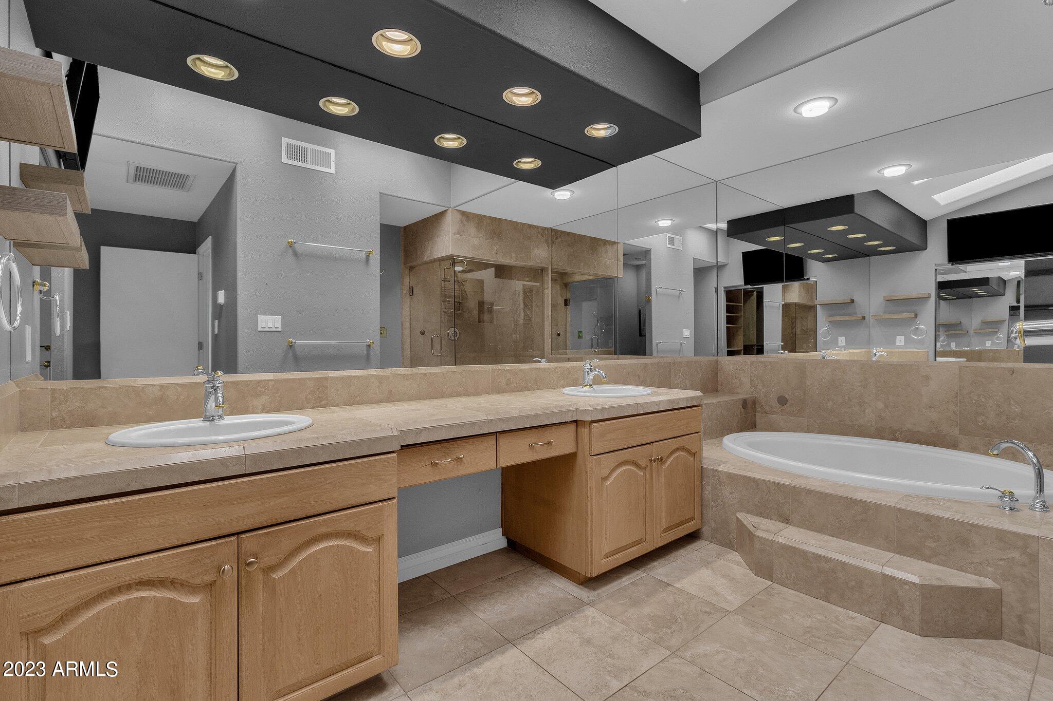 7525 East Gainey Ranch Road, Unit 156 Scottsdale, AZ 85258 - Photo 23 of 38 Master Bath