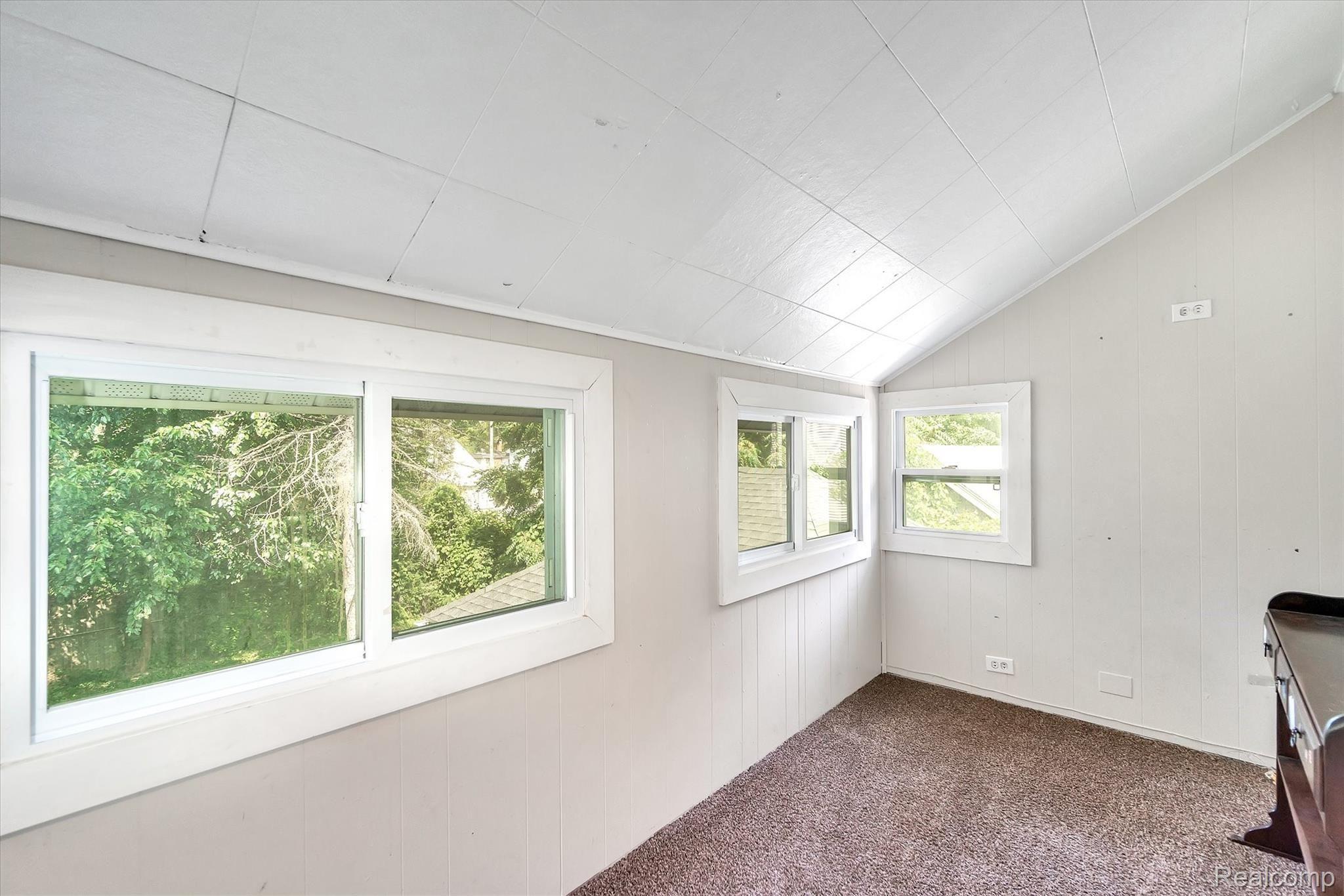 704 West Silver Lake Road Fenton, MI 48430 - Photo 14 of 16 15 Bonus Room.jpg