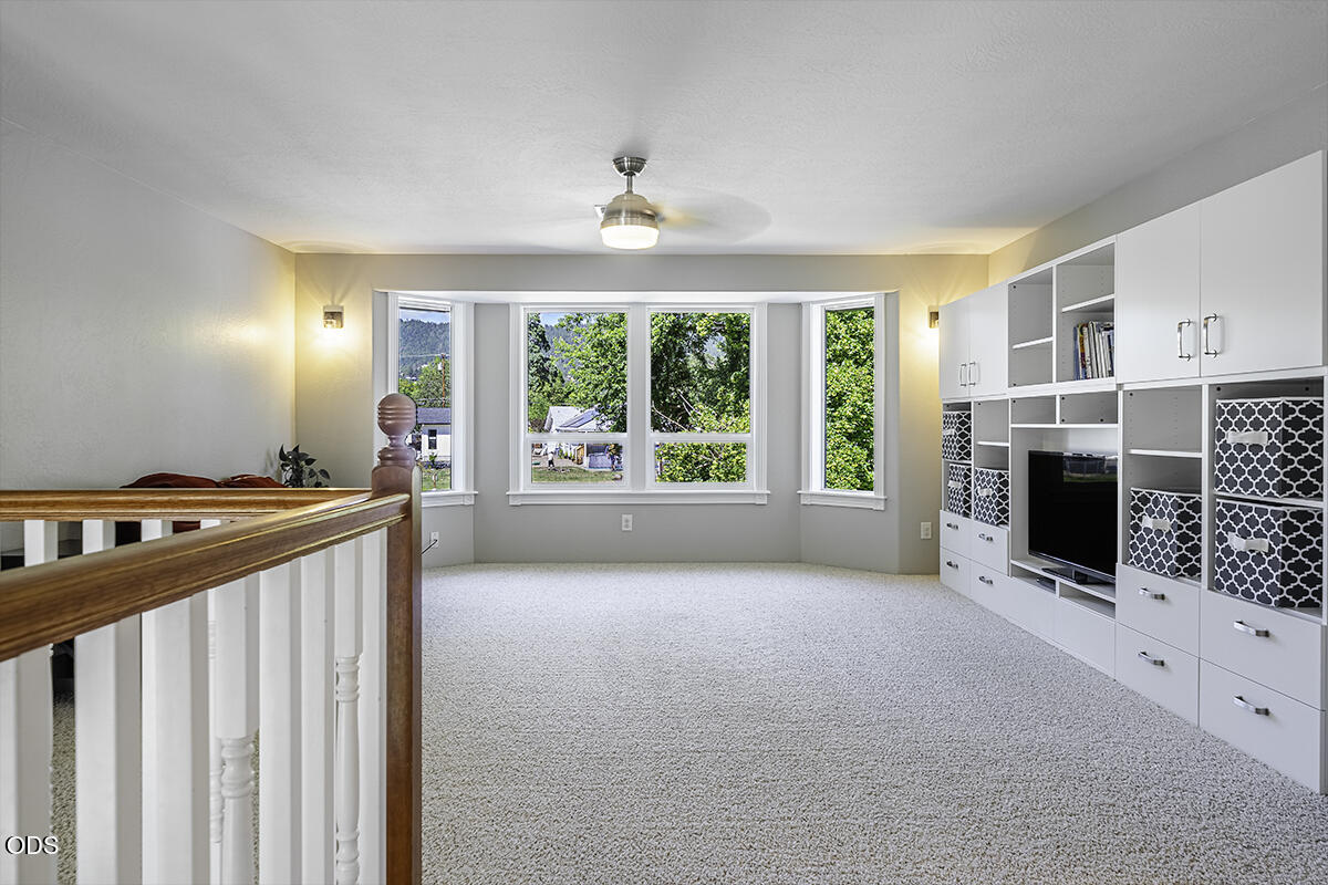 861 Mendolia Way Central Point, OR 97502 - Photo 11 of 35