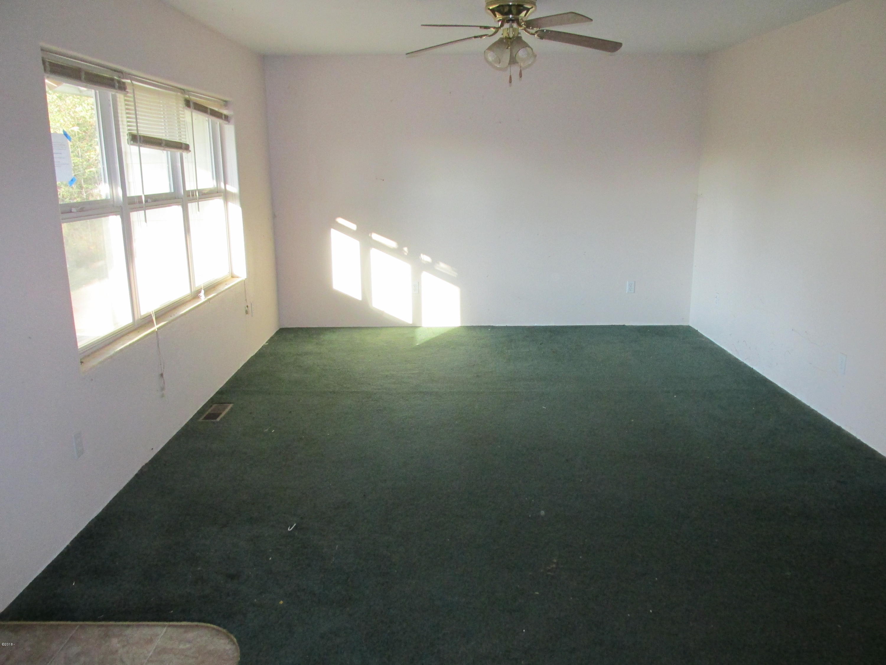 516 Elk City Road Toledo, OR 97391 - Photo 9 of 15 Living room