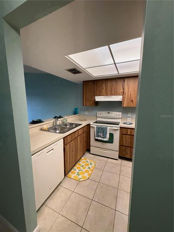 2131 Ridge Road South, Unit 135 Largo, FL 33778 - Photo 13 of 33 a kitchen with a stove top oven and cabinets