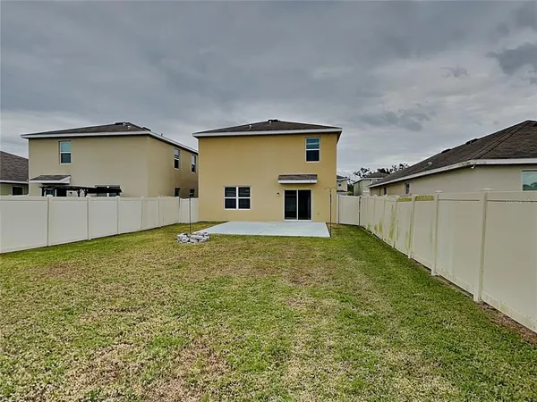 a view of a backyard