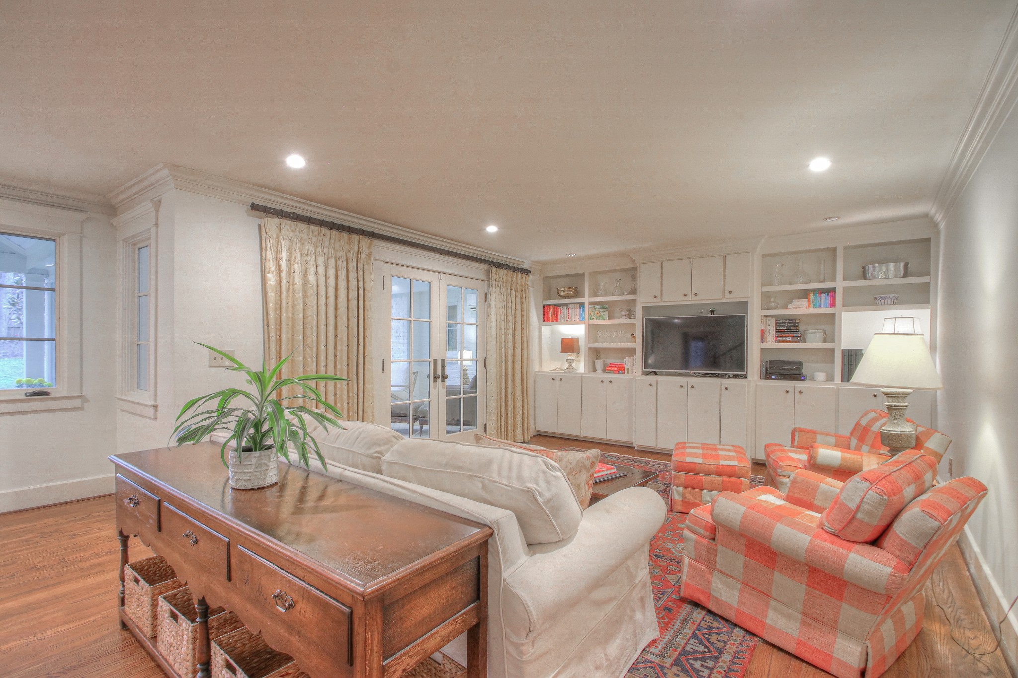 161 Cheek Road Nashville, TN 37205 - Photo 13 of 34 a living room with furniture and a table