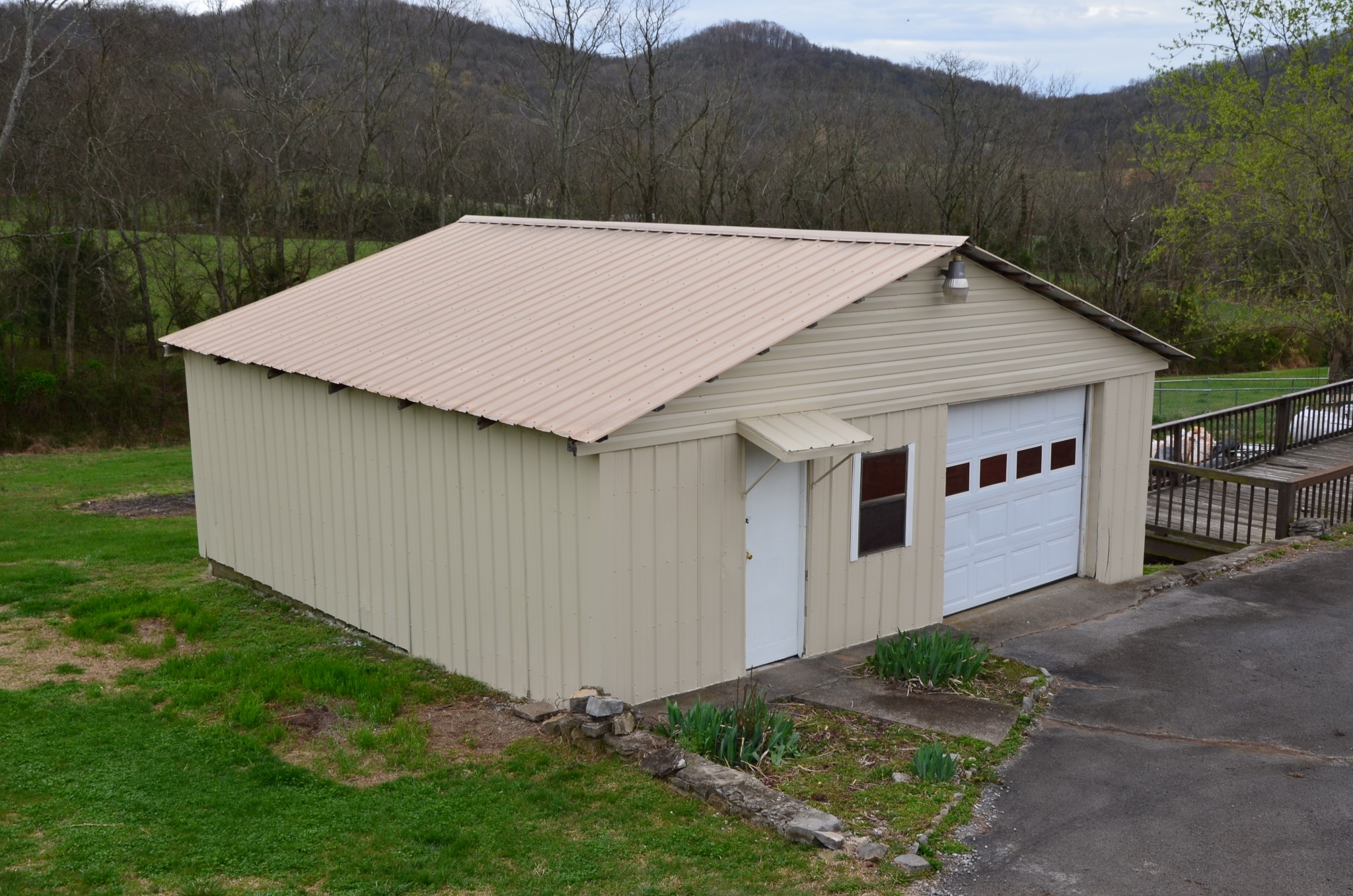2742 Sherrilltown Road Watertown, TN 37184 - Photo 17 of 30 a backyard of a house with lots of green space