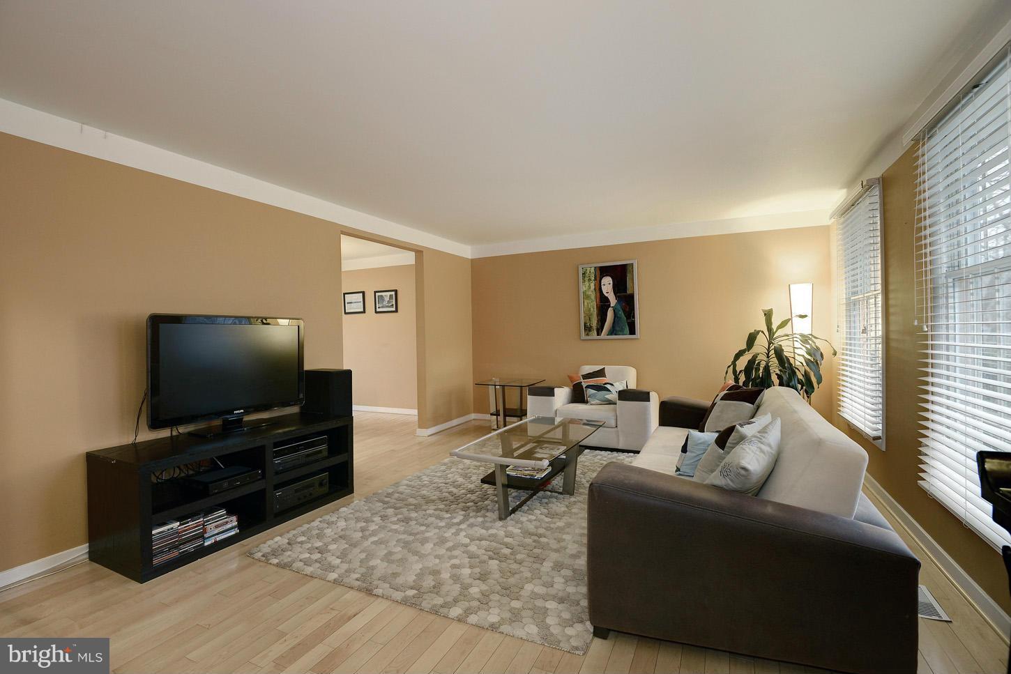 2200 Jester Court Reston, VA 20191 - Photo 5 of 30 Living Room