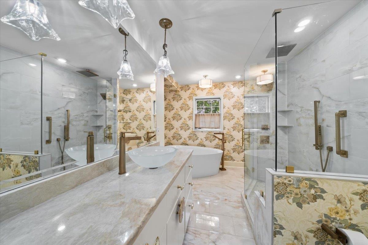 1095 Fair Meadow Road Memphis, TN 38117 - Photo 25 of 40 Downstairs bathroom next to the 2nd bedroom. Separate bathtub & shower
