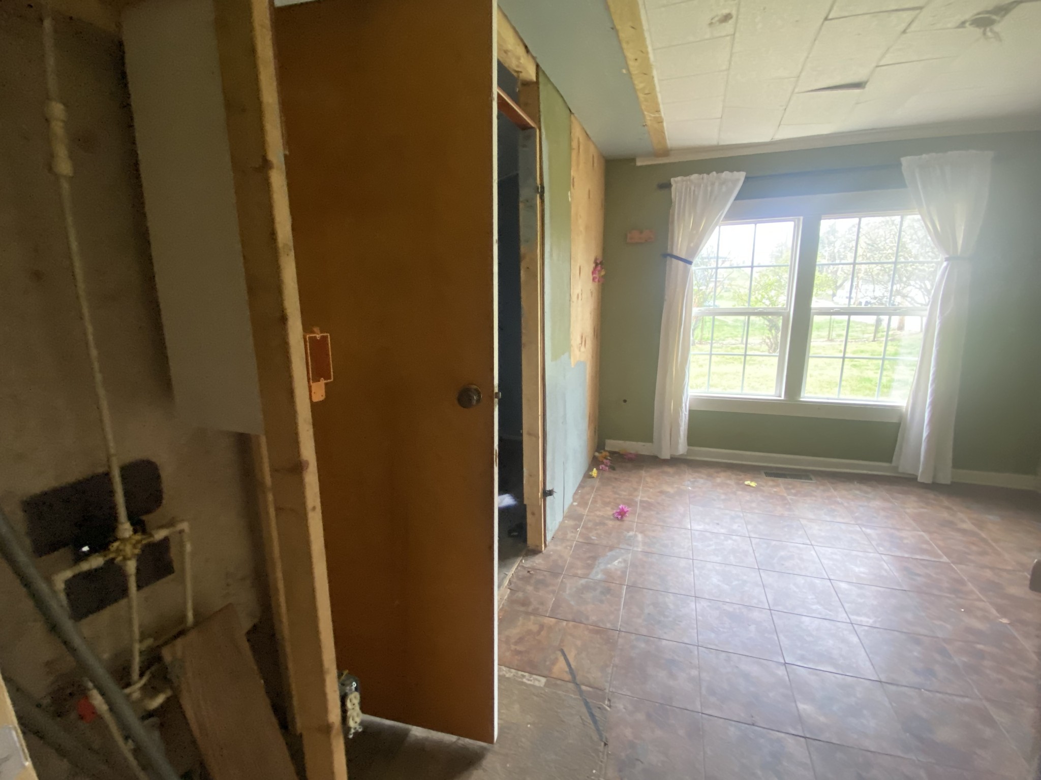 209 Old Morrison Road McMinnville, TN 37110 - Photo 8 of 12 a view of an empty room and window