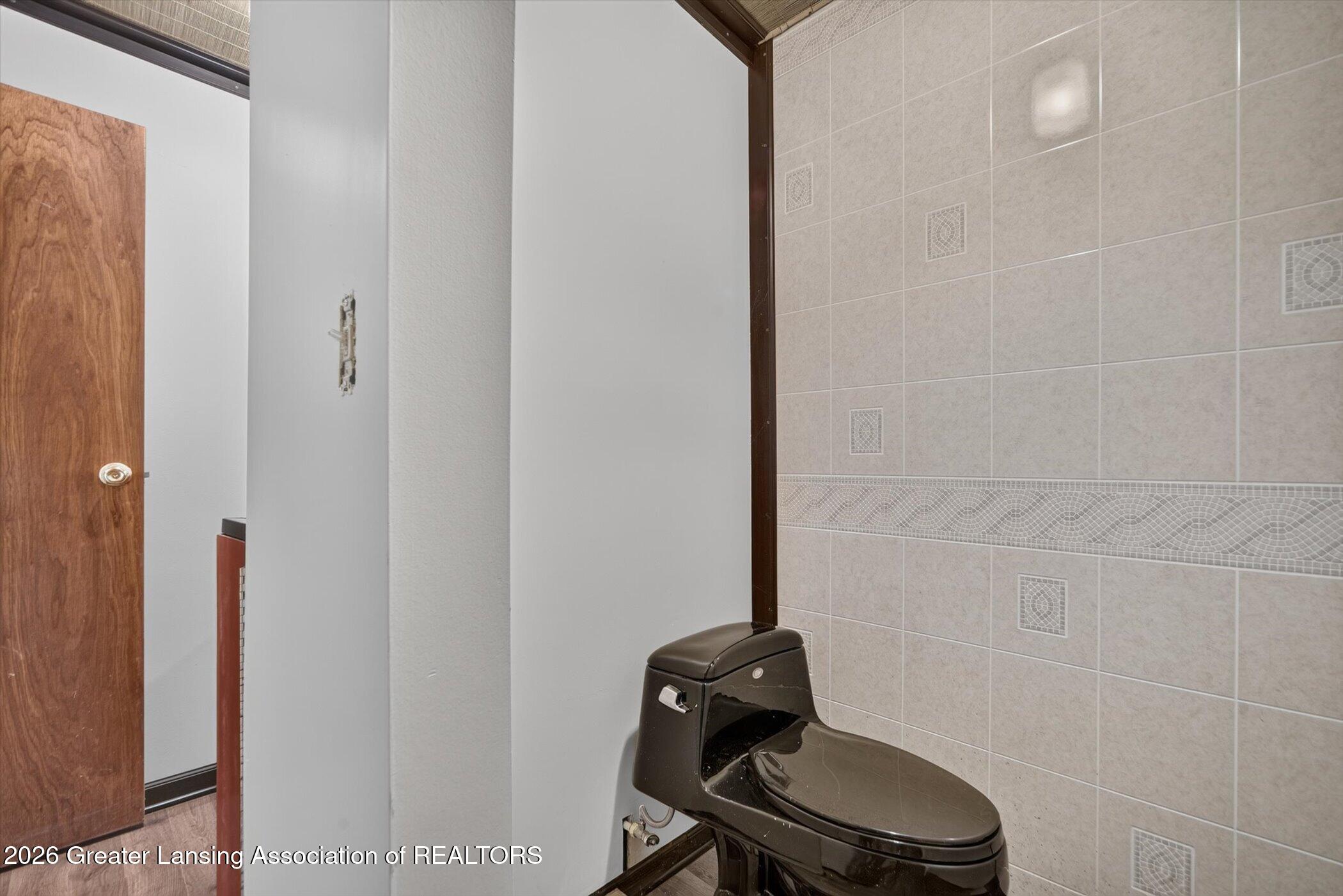 1817 Hamilton Road Okemos, MI 48864 - Photo 31 of 34 33-1817-Hamilton-Rd-Windowstill-Photogra