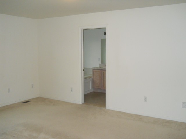 2131 Cattail Circle Rochester, MI 48309 - Photo 12 of 13 31084068-11.JPG