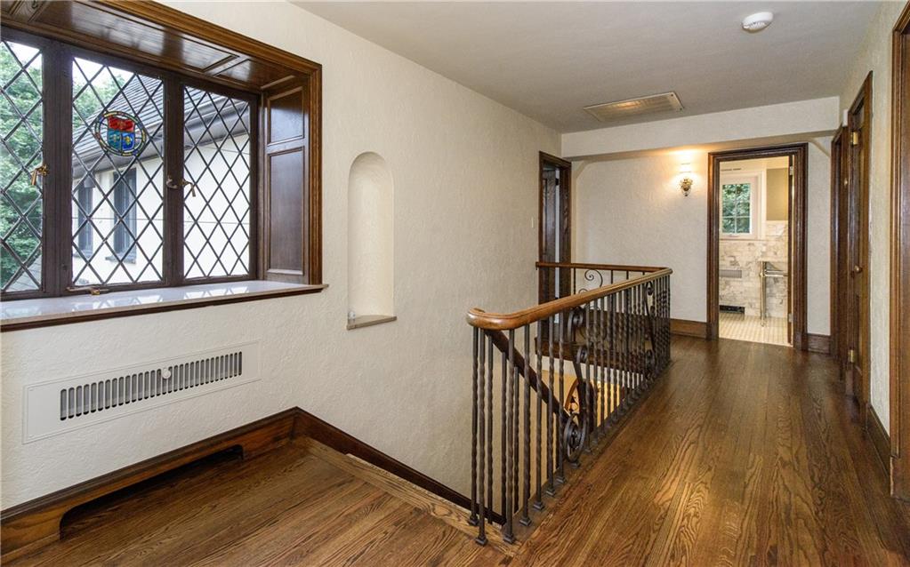 21 Newgate Road Pittsburgh, PA 15202 - Photo 14 of 25 Upstairs hallway