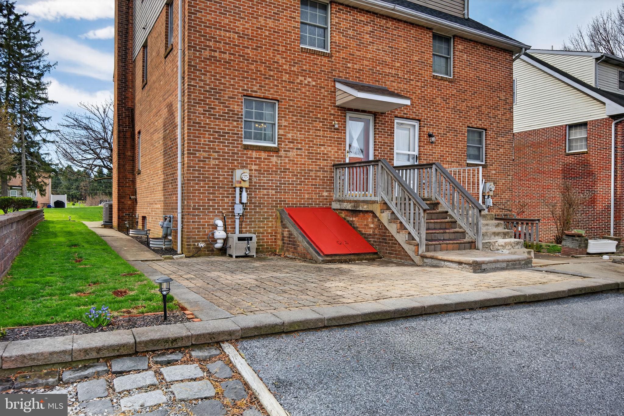 1007 East Walnut Street Lancaster, PA 17602 - Photo 34 of 35 a view of a house with backyard and plants