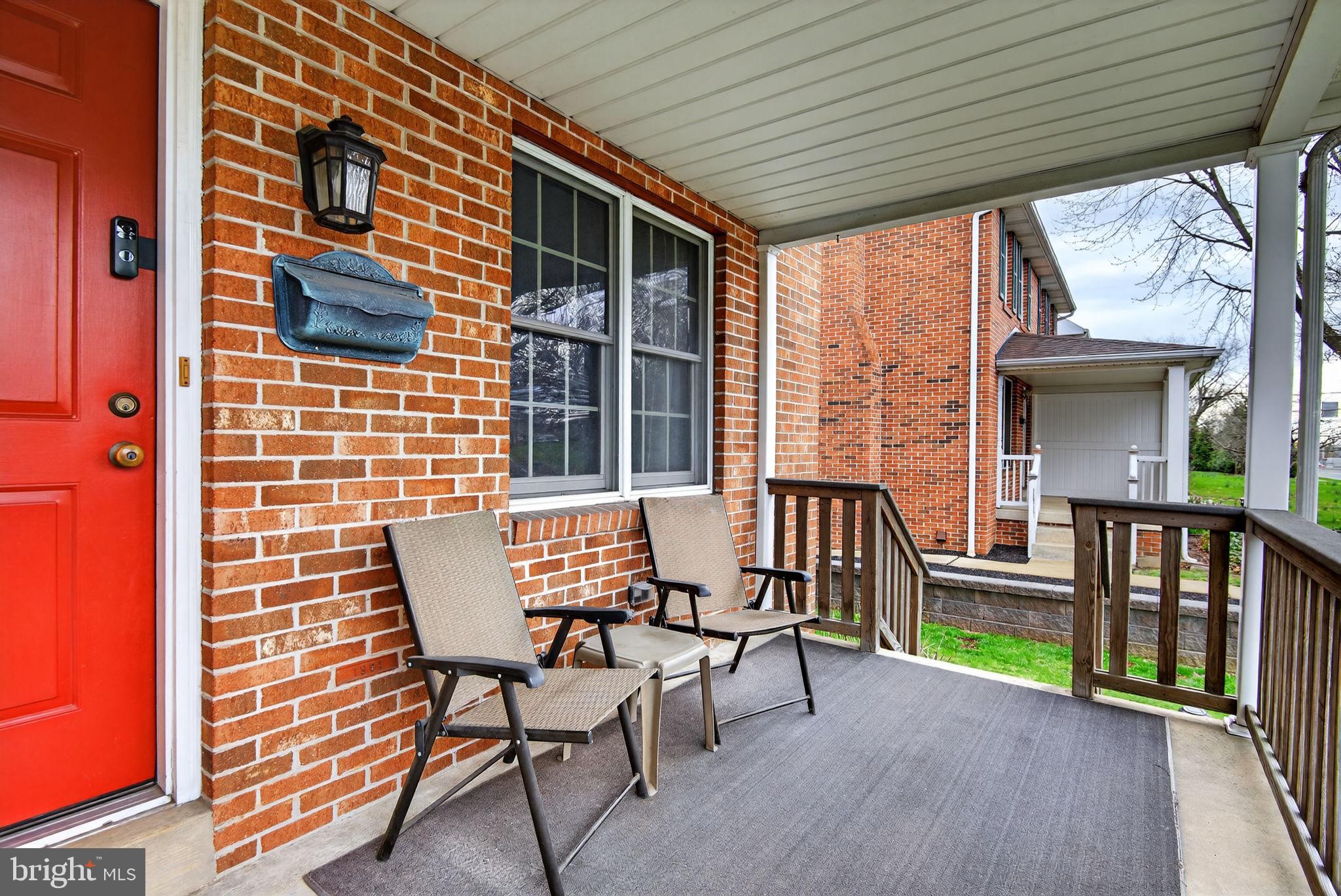 1007 East Walnut Street Lancaster, PA 17602 - Photo 6 of 35 a view of a patio with table and chairs with wooden floor and fence