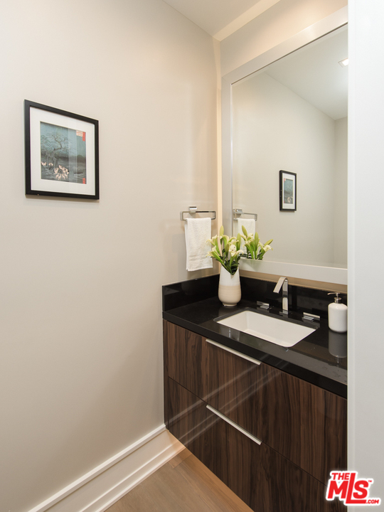 5918 Firefly Place Playa Vista, CA 90094 - Photo 15 of 34 a dining room with table and chair